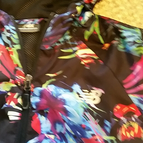 NEW BALANCE LIGHTWEIGHT ACTIVE JACKET - Picture 4 of 8